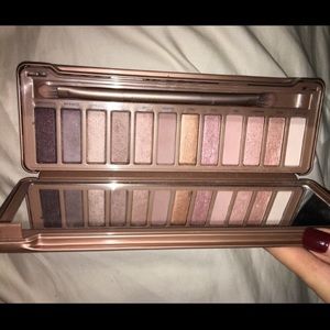 AUTHENTIC Naked 3 pallet